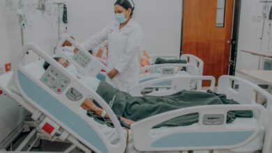 Ecuador: Noboa busca despedir entre 900 a 1.200 profesionales de la salud