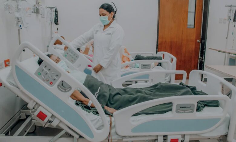 Ecuador: Noboa busca despedir entre 900 a 1.200 profesionales de la salud