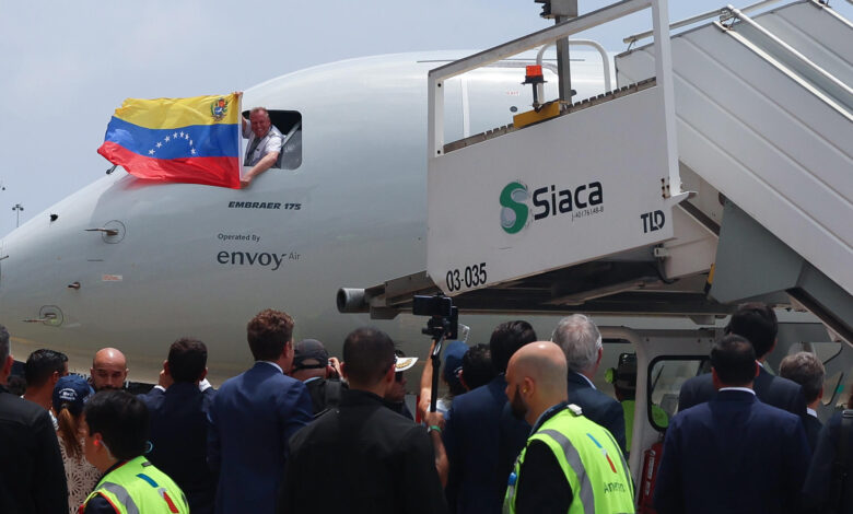 Aterriza en Venezuela primer vuelo comercial directo desde EEUU