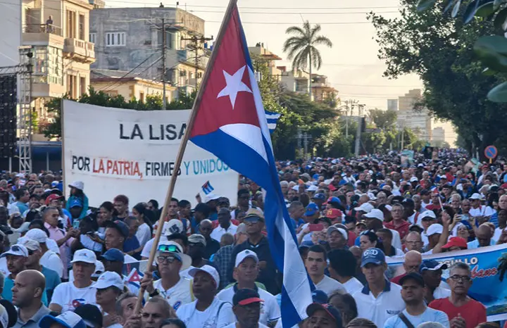 Cubanos conmemoran 65 aniversario de la proclamación del carácter socialista de la Revolución