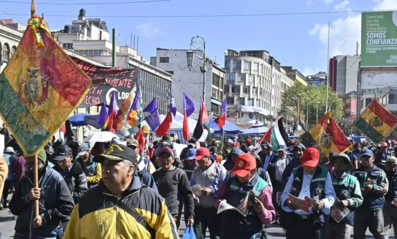 Campesinos continúan marcha contra latifundio en Bolivia