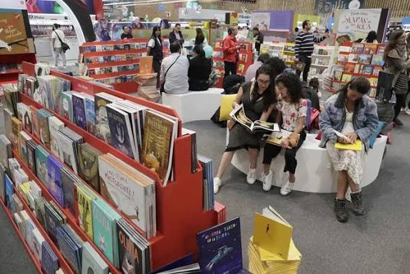 Bibliófilos de fiesta en Feria Internacional del Libro de Bogotá