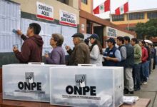 Perú: ciudadanos votan en medio de complejas fallas en sistema electoral y retrasos