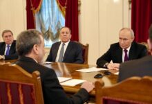 Araghchi agradeció a Putin y a Rusia por su respaldo. "Les agradecemos sus posiciones firmes y decididas en apoyo de la República Islámica de Irán", expresó. Al mismo tiempo, aseveró que en Teherán consideran las relaciones entre ambas naciones "una asociación estratégica al más alto nivel", añadiendo que se seguirán consolidando "a pesar de todo lo que esté sucediendo". El canciller resaltó que "el pueblo iraní, gracias a su resistencia, su valentía y su espíritu, ha librado con éxito la lucha contra los ataques y la agresión estadounidenses". "Irán lo ha soportado todo y seguirá resistiendo en el futuro", sostuvo.