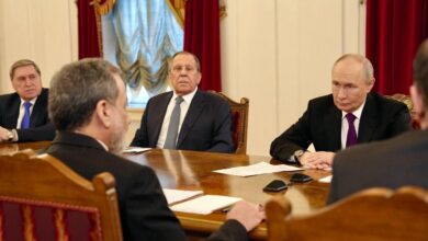 Araghchi agradeció a Putin y a Rusia por su respaldo. "Les agradecemos sus posiciones firmes y decididas en apoyo de la República Islámica de Irán", expresó. Al mismo tiempo, aseveró que en Teherán consideran las relaciones entre ambas naciones "una asociación estratégica al más alto nivel", añadiendo que se seguirán consolidando "a pesar de todo lo que esté sucediendo". El canciller resaltó que "el pueblo iraní, gracias a su resistencia, su valentía y su espíritu, ha librado con éxito la lucha contra los ataques y la agresión estadounidenses". "Irán lo ha soportado todo y seguirá resistiendo en el futuro", sostuvo.