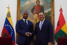 El ministro del Poder Popular para Relaciones Exteriores de la República Bolivariana de Venezuela, Yván Gil, informó, a través de su canal oficial en Telegram, sobre la conmemoración del vigésimo aniversario del establecimiento de las relaciones diplomáticas con la República de Guinea-Bissau, destacando este acontecimiento como un hito significativo en los lazos bilaterales, que ha impulsado una agenda de cooperación Sur-Sur. En este sentido, el canciller venezolano sostuvo este martes una reunión con Joao Bernardo Vieira, ministro de Asuntos Exteriores, Cooperación Internacional y Comunidades de Guinea-Bissau, en su primera visita oficial a Caracas, en el marco de esta importante celebración, que reafirma los lazos de amistad entre ambos pueblos. Gil resaltó que, a lo largo de estos 20 años de relaciones diplomáticas -establecidas el 6 de abril de 2006-, las partes, con el fiel compromiso del desarrollo mutuo, han dado lugar a una “diversidad de acuerdos y proyectos en áreas fundamentales, como la agricultura, la minería y el intercambio diplomático, cultural y educativo”. En nombre del Gobierno Bolivariano, el diplomático reiteró la disposición de Venezuela de continuar fortaleciendo y ampliando los espacios de cooperación y entendimiento, con el objetivo de profundizar la unidad y promover la prosperidad compartida entre ambas naciones.