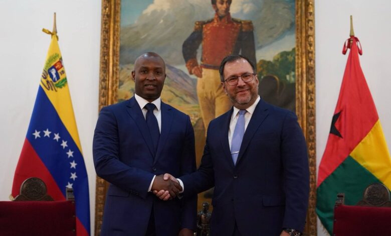 El ministro del Poder Popular para Relaciones Exteriores de la República Bolivariana de Venezuela, Yván Gil, informó, a través de su canal oficial en Telegram, sobre la conmemoración del vigésimo aniversario del establecimiento de las relaciones diplomáticas con la República de Guinea-Bissau, destacando este acontecimiento como un hito significativo en los lazos bilaterales, que ha impulsado una agenda de cooperación Sur-Sur. En este sentido, el canciller venezolano sostuvo este martes una reunión con Joao Bernardo Vieira, ministro de Asuntos Exteriores, Cooperación Internacional y Comunidades de Guinea-Bissau, en su primera visita oficial a Caracas, en el marco de esta importante celebración, que reafirma los lazos de amistad entre ambos pueblos. Gil resaltó que, a lo largo de estos 20 años de relaciones diplomáticas -establecidas el 6 de abril de 2006-, las partes, con el fiel compromiso del desarrollo mutuo, han dado lugar a una “diversidad de acuerdos y proyectos en áreas fundamentales, como la agricultura, la minería y el intercambio diplomático, cultural y educativo”. En nombre del Gobierno Bolivariano, el diplomático reiteró la disposición de Venezuela de continuar fortaleciendo y ampliando los espacios de cooperación y entendimiento, con el objetivo de profundizar la unidad y promover la prosperidad compartida entre ambas naciones.