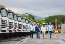 Presidenta (E) entrega compactadoras y maquinaria para atención de emergencias climáticas