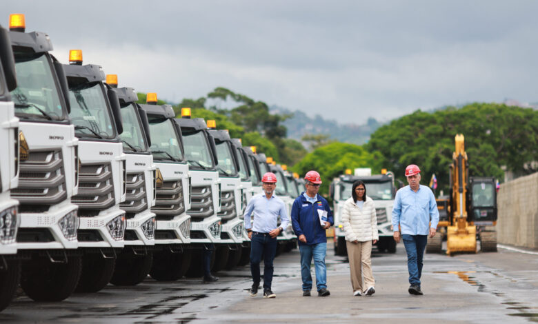 Presidenta (E) entrega compactadoras y maquinaria para atención de emergencias climáticas