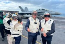 Llueven críticas a presidente Orsi por visita a portaaviones de EEUU