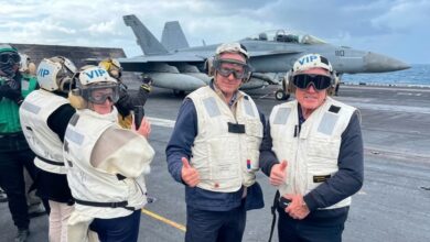 Llueven críticas a presidente Orsi por visita a portaaviones de EEUU
