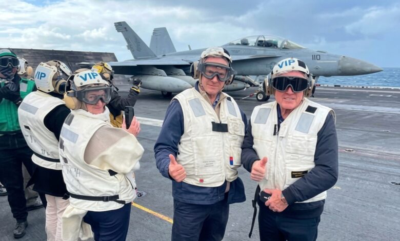 Llueven críticas a presidente Orsi por visita a portaaviones de EEUU
