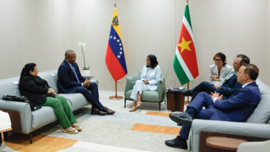 Mandataria (E) Delcy Rodríguez recibió al canciller de Surinam, Melvin Bouva: consolidando la cooperación sur-sur