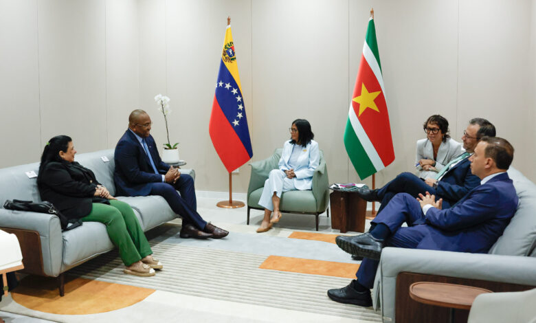 Mandataria (E) Delcy Rodríguez recibió al canciller de Surinam, Melvin Bouva: consolidando la cooperación sur-sur