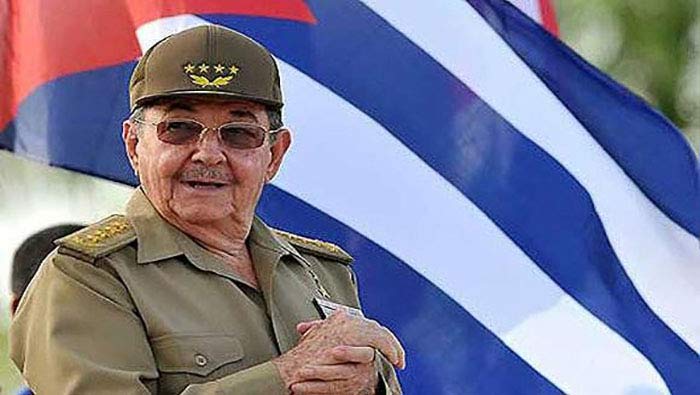 Ciudadanos cubanos defienden la Revolución y a su líder Raúl Castro