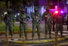 Alza de combustibles y toque de queda marcaron semana en Ecuador