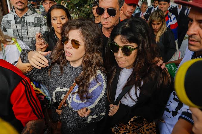 Hijas de Maradona demandan a la exjueza del caso sobre muerte del astro