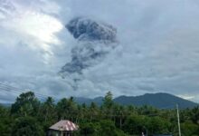 Erupción de un volcán en Indonesia deja tres excursionistas muertos