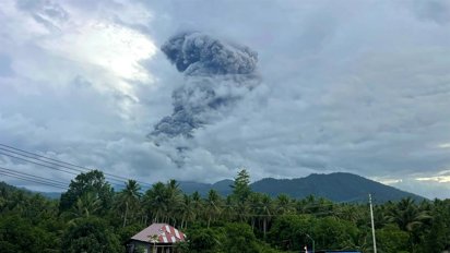 Erupción de un volcán en Indonesia deja tres excursionistas muertos