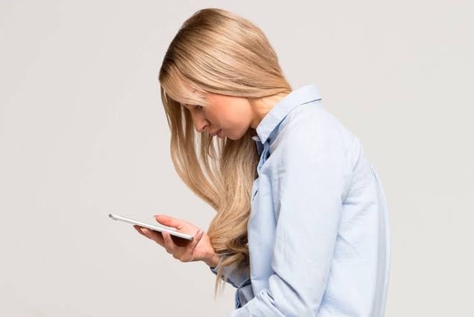 Salud Global/ Cuello de texto: el mal digital que daña la columna