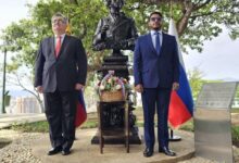 En Caracas con ofrenda ante busto de Alexandr Pushkin celebran Día de la Lengua Rusa