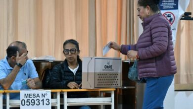 Perú vota en reñido balotaje para elegir a su noveno presidente en 10 años