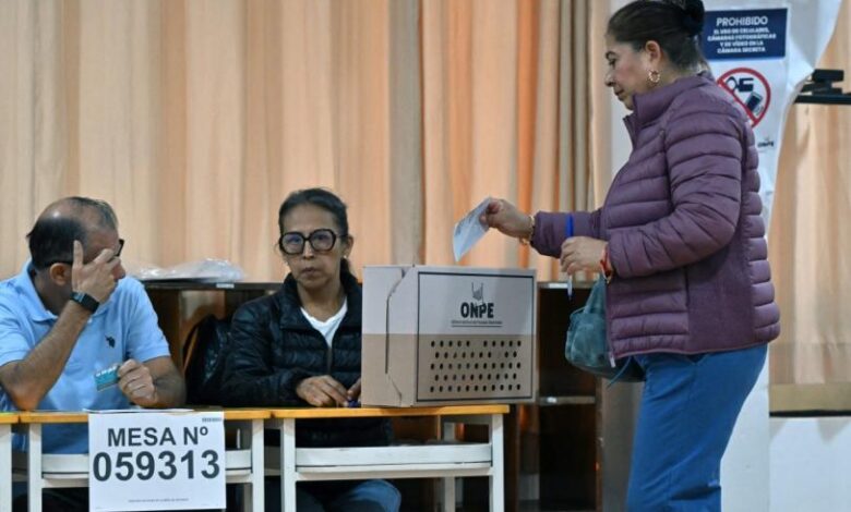 Perú vota en reñido balotaje para elegir a su noveno presidente en 10 años