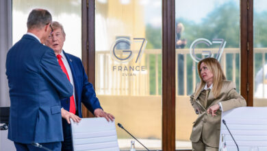 Trump afirma que Meloni "suplicó" una foto y Roma le responde con furia