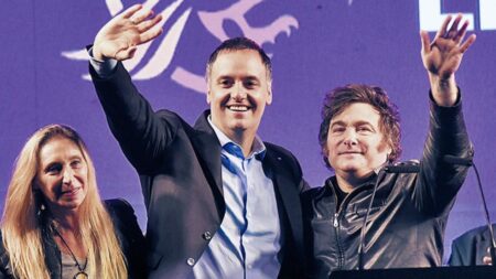Acusado de corrupto, Adorni sigue en la palestra pública argentina