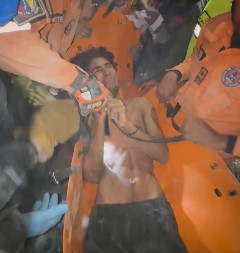 Rescatan a joven de 21 años tras 106 horas bajo los escombros