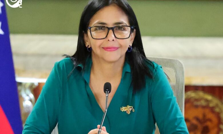 Presidenta (E) Delcy Rodríguez llega al país tras gira en la India y Türkiye