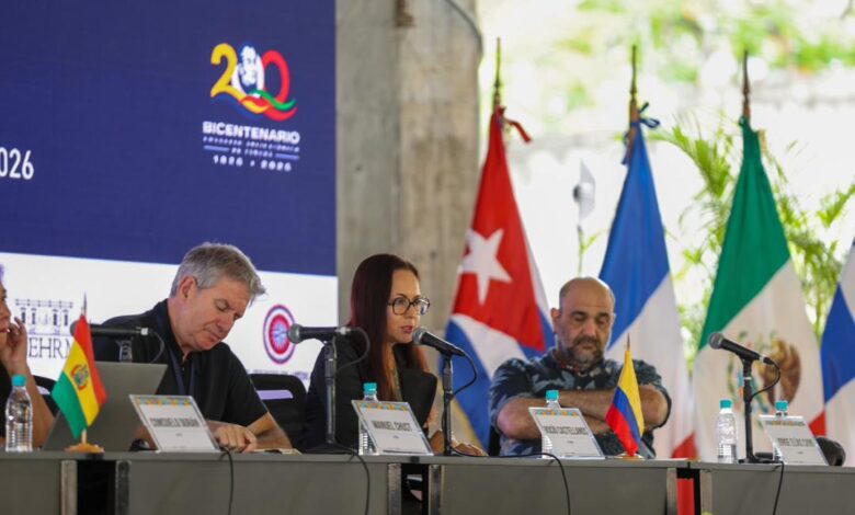Coloquio “Patria es América”: Voces internacionales debaten legado de unidad continental en Foro Central