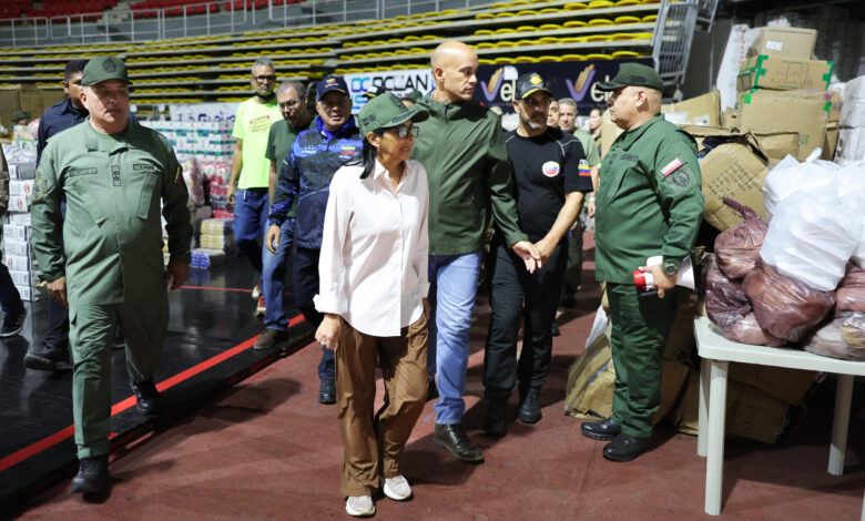 Presidenta (E) Delcy Rodríguez visita centro de acopio en Complejo Deportivo José María Vargas