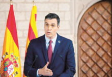 Sánchez defiende su gestión, oposición pide elecciones en España