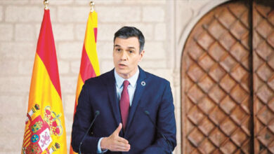 Sánchez defiende su gestión, oposición pide elecciones en España