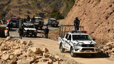 Policías y militares de Bolivia comienzan a desbloquear carreteras