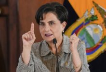 Renuncia la canciller de Ecuador por motivos personales y de salud