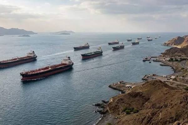Irán: Ormuz "completamente abierto" para barcos comerciales