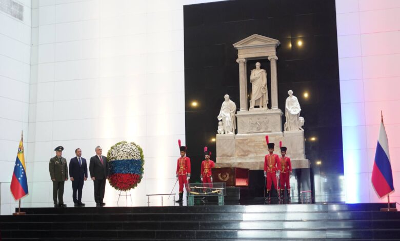 Venezuela conmemora Día Nacional de Rusia con ofrenda floral ante El Libertador