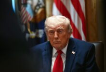 "¿Quién haría algo tan antipatriótico?", se preguntó Trump, al tiempo que arremetía contra los "cuatro republicanos traidores" que apoyaron la disposición y contra quienes denominó "dumócratas", una combinación de la palabra en inglés 'dumb' (tonto) y demócratas. El inquilino de la Casa Blanca señaló que se encuentra "justo en medio" de las negociaciones finales para terminar la guerra con Irán y acusó a los representantes demócratas de sufrir el "síndrome de trastorno por Trump". "Preferirían el fracaso de nuestro país que darme otra victoria", añadió. Este lunes, Trump arremetió contra los "dumócratas" y varios republicanos "antipatriotas" que lo critican por no comprender la complejidad de su trabajo, incluidas las negociaciones. Además, aseguró que Teherán buscaba firmar un acuerdo de paz con Washington.