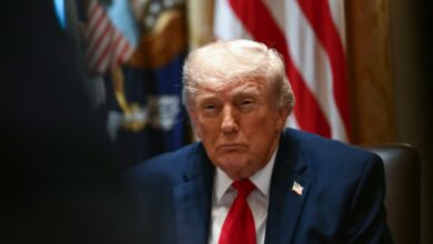 "¿Quién haría algo tan antipatriótico?", se preguntó Trump, al tiempo que arremetía contra los "cuatro republicanos traidores" que apoyaron la disposición y contra quienes denominó "dumócratas", una combinación de la palabra en inglés 'dumb' (tonto) y demócratas. El inquilino de la Casa Blanca señaló que se encuentra "justo en medio" de las negociaciones finales para terminar la guerra con Irán y acusó a los representantes demócratas de sufrir el "síndrome de trastorno por Trump". "Preferirían el fracaso de nuestro país que darme otra victoria", añadió. Este lunes, Trump arremetió contra los "dumócratas" y varios republicanos "antipatriotas" que lo critican por no comprender la complejidad de su trabajo, incluidas las negociaciones. Además, aseguró que Teherán buscaba firmar un acuerdo de paz con Washington.