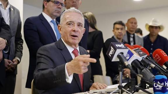Fiscalía de Colombia abre investigación contra el expresidente Álvaro Uribe