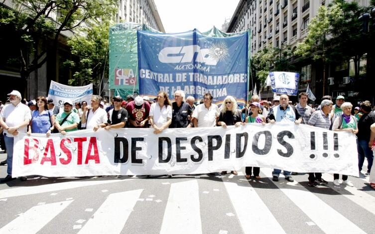 Trabajadores estatales argentinos marcharon contra los despidos