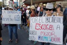 Protesta frente al CNE de Ecuador por suspensiones de partidos