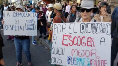 Protesta frente al CNE de Ecuador por suspensiones de partidos