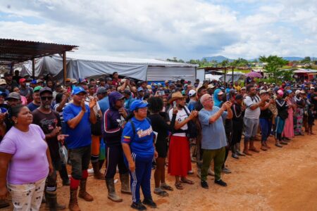 Ministro Héctor Silva lidera encuentro con el sector minero en Las Claritas