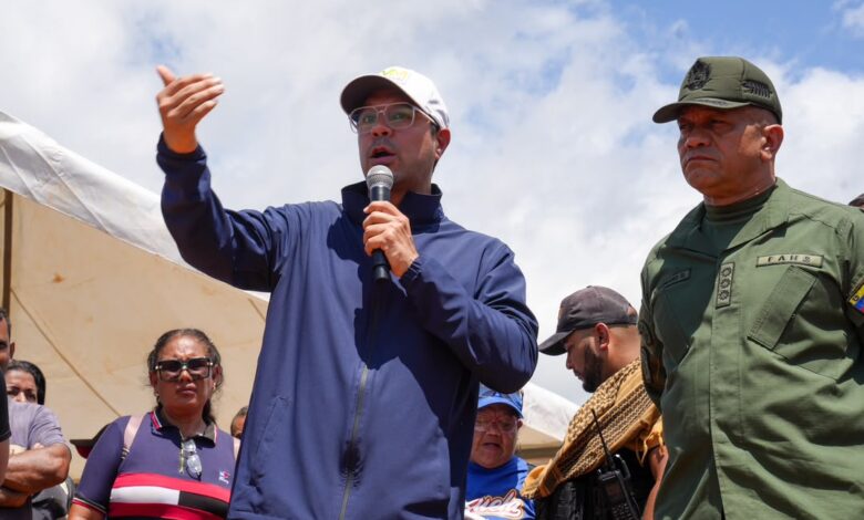 Ministro Héctor Silva lidera encuentro con el sector minero en Las Claritas