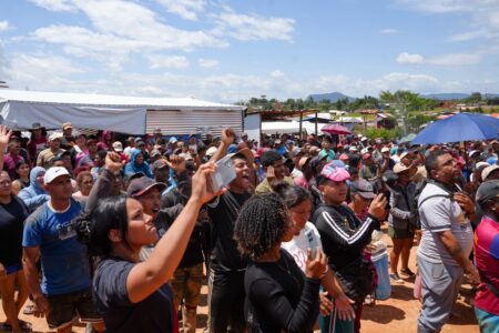 Ministro Héctor Silva lidera encuentro con el sector minero en Las Claritas