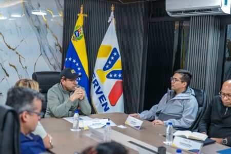 Ministro Héctor Silva fortalece planificación estratégica de Minerven para impulsar la producción aurífera