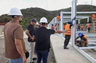 Jorge Rodríguez inspeciona instalación de campamentos unifamiliares